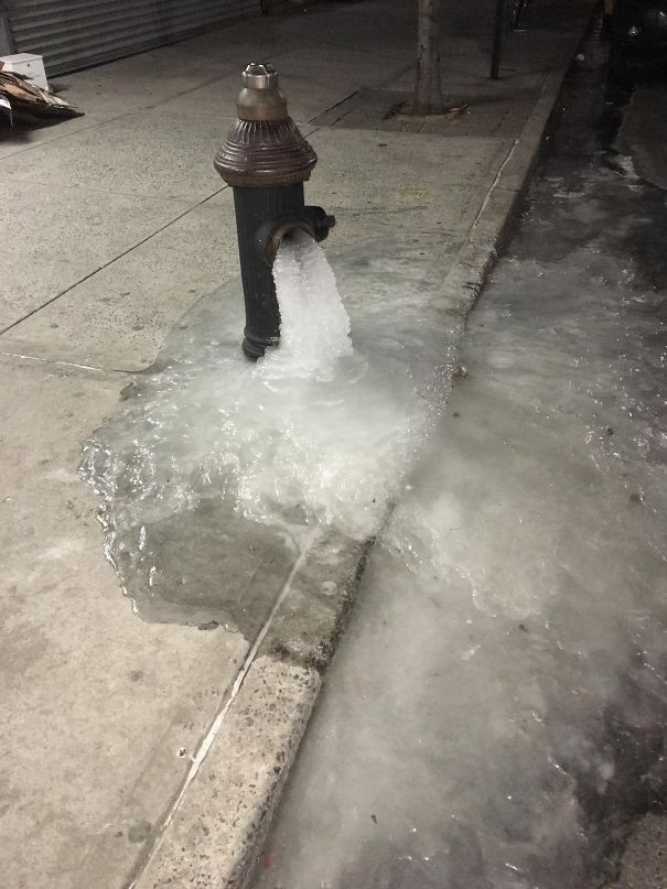Rozsadza rury i hydranty 