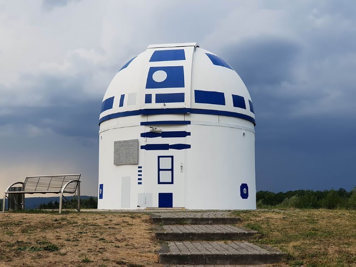 Niemiecki profesor będący zapalonym fanem Gwiezdnych Wojen  przemalował obserwatorium na R2D2.