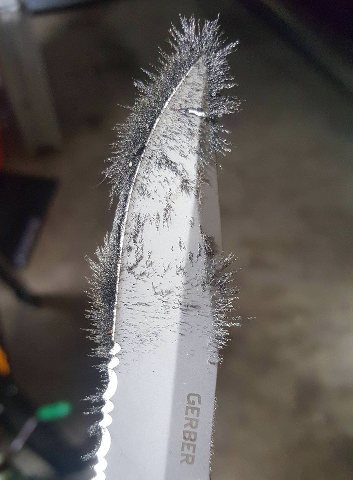 15. Namagnesowane opiłki metalu na krawędzi noża