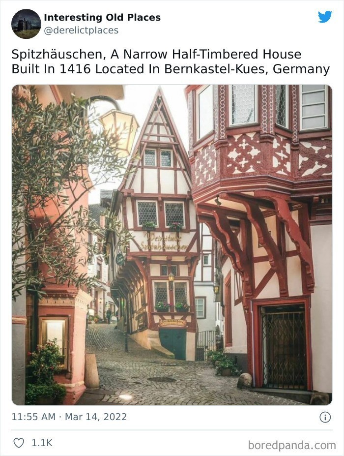 "Spitzhäuschen - wąski dom z muru pruskiego zbudowany w 1416 roku w niemieckim mieście Bernkastel-Kues"