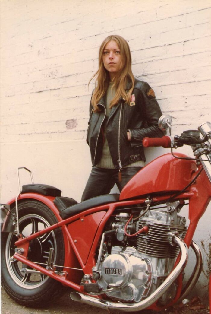#1 Moja mama około roku 1983. To wyjaśnia, dlaczego jestem najbardziej niemodną osobą na świecie – ona zabrała cały luz dla siebie! A ten motocykl? Zbudowała go sama.
