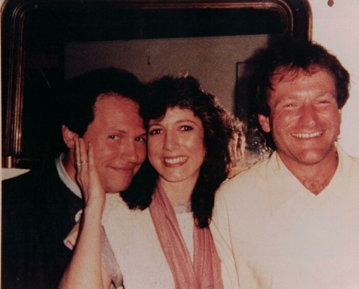 #13 Moja wyluzowana mama bawiąca się z Robinem Williamsem i Billym Crystalem w Los Angeles w 1982 roku.
