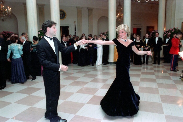 #15 Księżna Diana tańcząca z Johnem Travoltą w sali Cross Hall w Białym Domu.