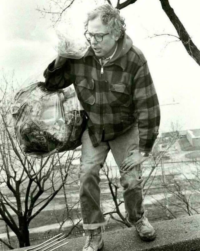 #2 Burmistrz Burlington Bernie Sanders sprząta śmieci w parku publicznym po swojej wygranej w wyborach w 1981 roku. Było to jego pierwsze zwycięstwo wyborcze.