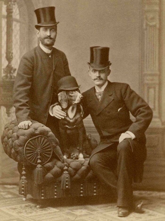 #10 Dwóch elegancko ubranych dżentelmenów i ich równie szykowny pies w Sztokholmie, Szwecja, lata 80. XIX wieku.