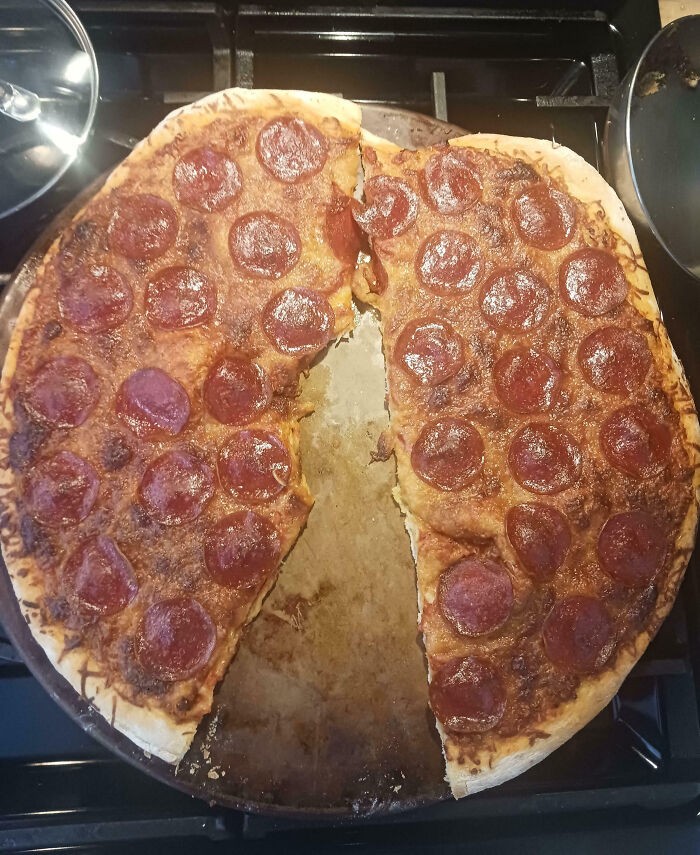 #2 Zostawiłem moją domową pizzę, żeby ostygła przez 5 minut, wracam i widzę, że któryś z członków rodziny ją pokroił