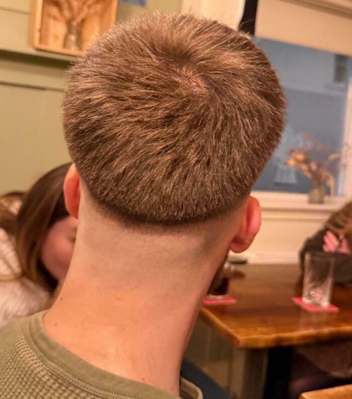 #6 To miało być „skin fade”. Doszedłem tylko do pubu, kumple zrobili to zdjęcie i natychmiast zawlekli mnie