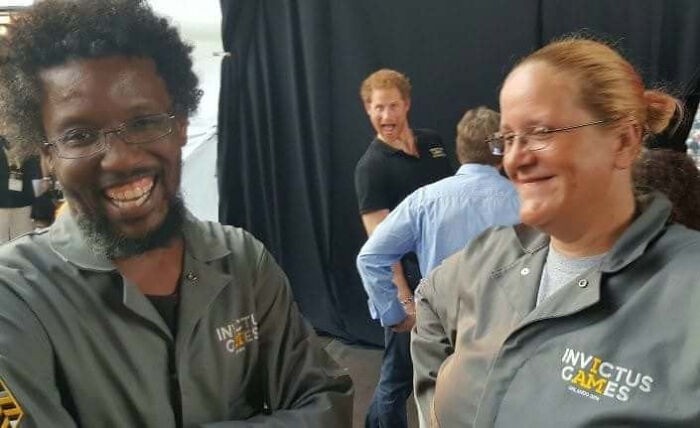#7 Oto mój znajomy Derek, któremu książę Harry wszedł w kadr podczas pracy na Invictus Games w zeszłym roku