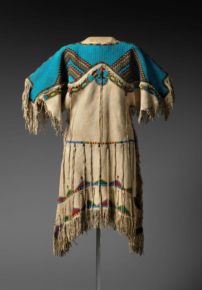 Suknia, ok. 1870, możliwie wykonana w Północnej Dakocie, USA; kultura: Lakota/Teton Sioux, skóra garbowana i koraliki szklane
