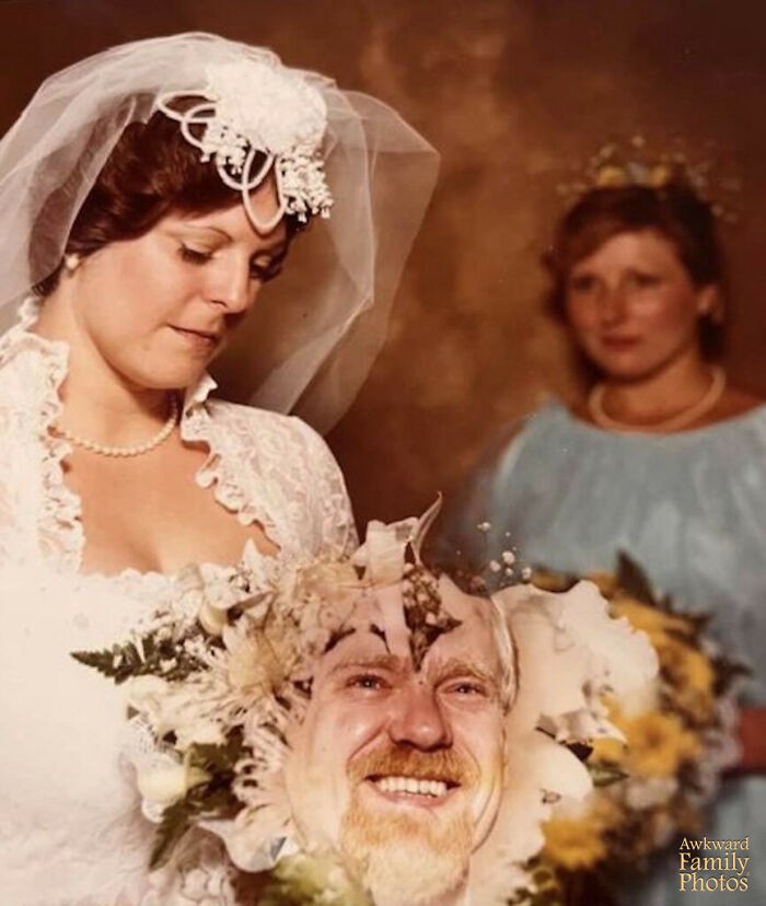 Moi rodzice wzięli ślub w 1981 roku, a mama chciała zdjęcie, na którym patrzy na swój bukiet, z podwójną ekspozycją głowy taty unoszącej się nad nią, jakby o nim myślała.