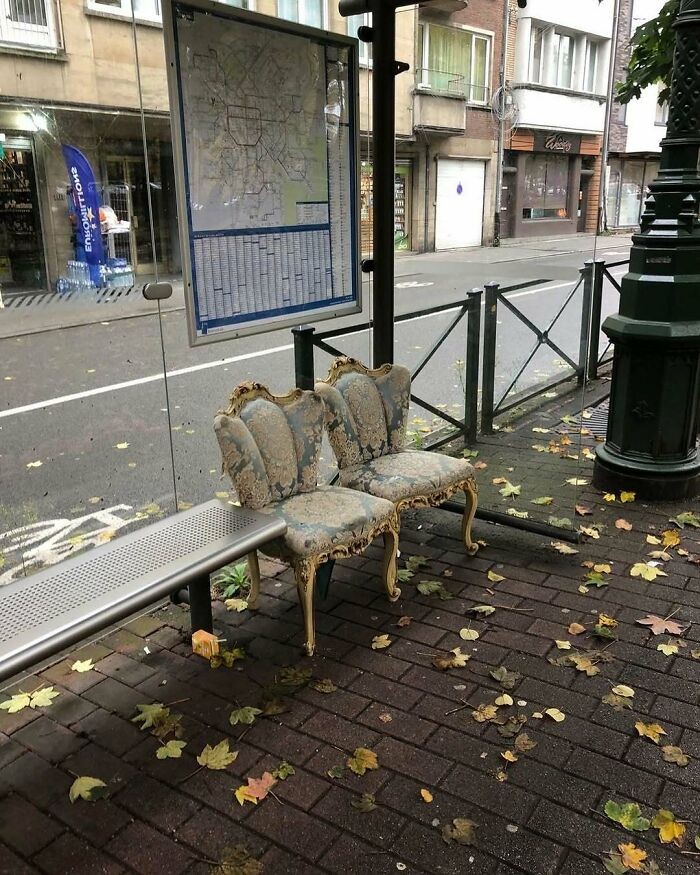 Przystanek autobusowy po remoncie w stylu „salon u babci”.