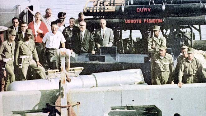Odzyskana bomba termojądrowa wyeksponowana na rufie okrętu ratunkowego USS  Petrel. Źródło: Unknown author - United States Navy, Public Domain, Wikimedia Commons.