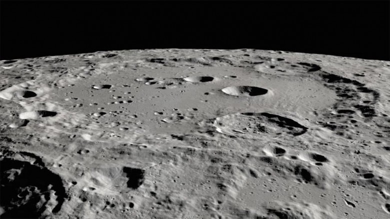 Krater Clavius na powierzchni Księżyca