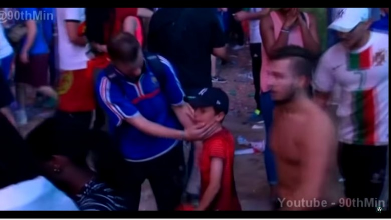 Francuski kibic płakał po wczorajszym meczu! Zobacz co zrobił ten chłopiec w koszulce Portugalii! 