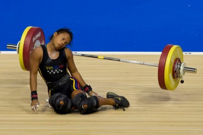 Kobieta zemdlała mając 108 kg nad głową. Po chwili pokazała wszystkim co znaczy siła charakteru. 