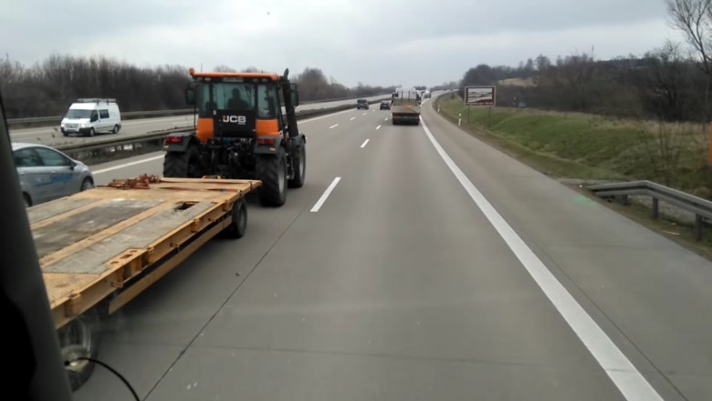 Lecisz sobie spokojnie autostradą, a tu nagle wyprzedza Cię traktor z przyczepą! Zobacz jak pędzi! 