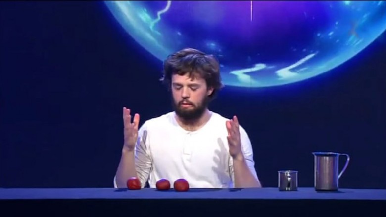 Magicznie szybkie ręce! Sztukmistrz swoim występem wprawia w osłupienie! 