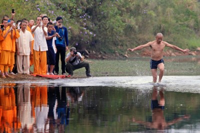 Mnich Shaolin po latach ćwiczeń bije rekord 