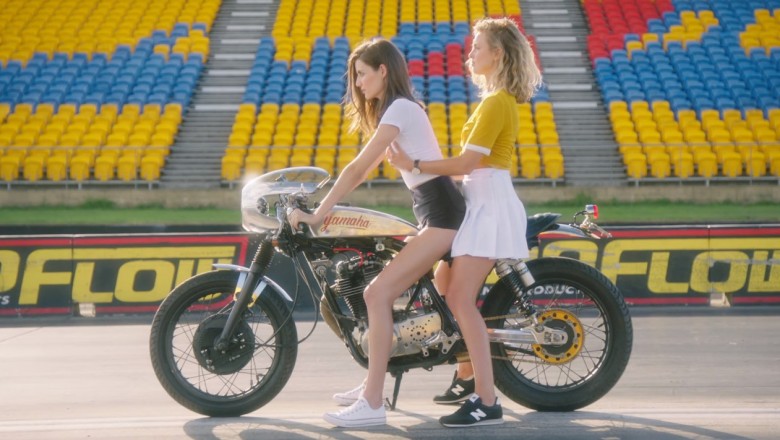 Najlepszy instruktarz jaki widziałem! Dwie piękne dziewczyny tłumaczą jak poprawnie jeździć na motorze! 