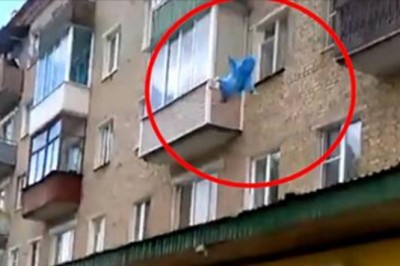Ojciec wyrzuca dzieci z balkonu na 5 piętrze! Miał nadzieję, że w ten sposób uratuje ich życie! 