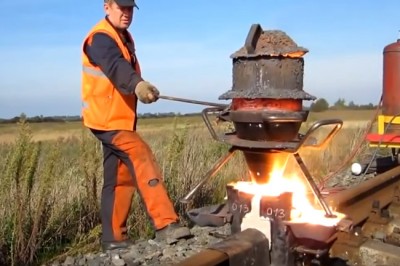 Zabawa tylko dla dużych chłopców! Łączenie uszkodzonych szyn przy pomocy płynnej stali! 