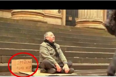  Zmieniła niewidomemu kartkę na której prosił o pieniądze! Ludzie widząc napis, stawali zaskoczeni!