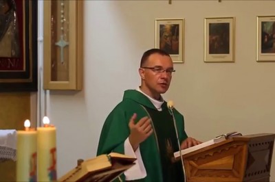 Ksiądz podczas kazania troszkę odleciał: „Kobieta w spodniach jest obrzydliwością w oczach Pana”