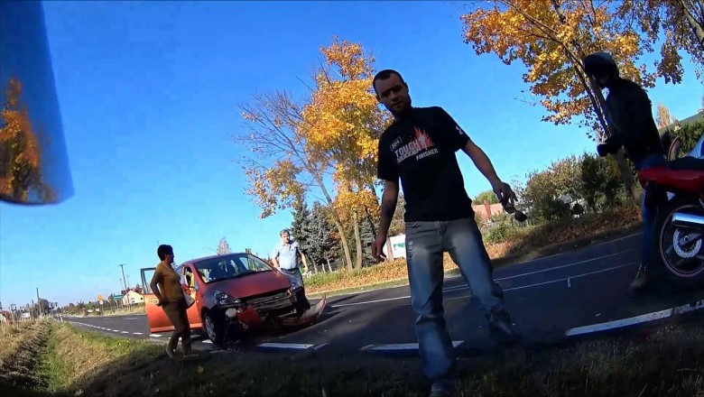 „Bo żeście zaczęli hamować bardzo szybko”. Janusz z Grażyną wjeżdżają w motocyklistę pod Iławą 