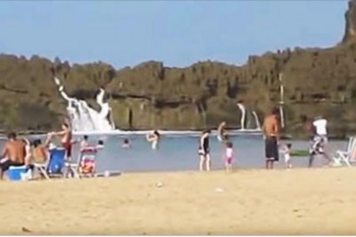 Jedyna plaża na świecie gdzie ma miejsce takie zjawisko. Patrz cały czas na skały w tle