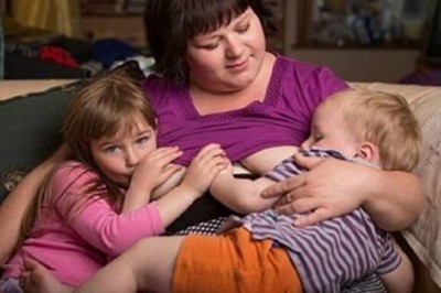 Mama karmi 5-letnią córkę i 2-letniego syna piersią. Twierdzi, że nie przestanie, dopóki nie skończą 10 lat