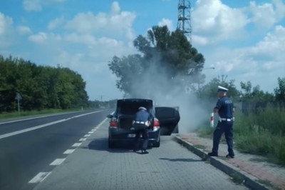 Pożar radiowozu drogówki. Wszyscy mieli ich gdzieś, a policja nawet nie miała gaśnicy