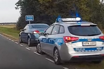 Seba wyprzedzał na czołówkę tuż przed policjantami. Szybko pożałował swojego manewru