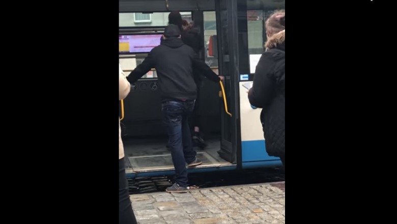 Dwóch Sebixów leje gościa w autobusie miejskim w Rybniku 