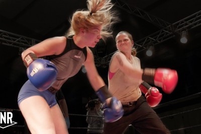 Dziewczyna z wioski kontra zawodowa wrestlerka