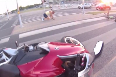 Motocyklista kontra rowerzysta. Tak się kończy jazda na czerwonym świetle