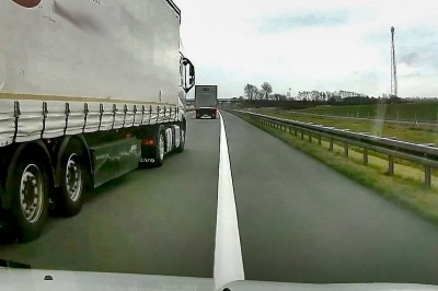Żenujące zachowanie kierowcy TIRa na autostradzie 