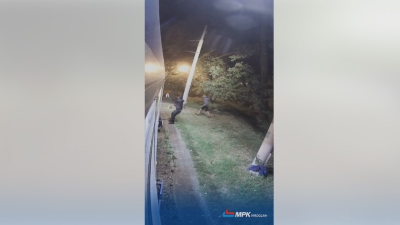 Atak na tramwaj we Wrocławiu - zamaskowani wandale zatrzymali pojazd i zniszczyli go sprayem