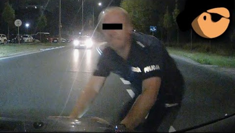 „Policjant” zajeżdża drogę i rzuca się na maskę auta. Nagranie nietypowej sytuacji w Warszawie