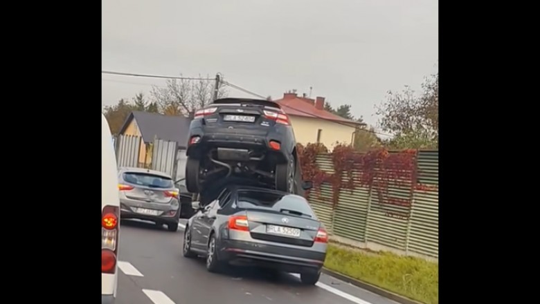Subaru na dachu Skody. Nagranie z nietypowej kolizji w Rzeszowie