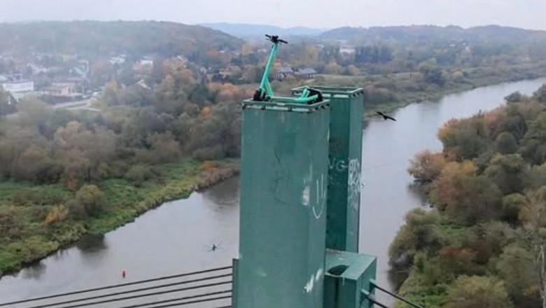 Ktoś zaparkował elektryczną hulajnogę na szczycie mostu w Krakowie. Nagranie z drona