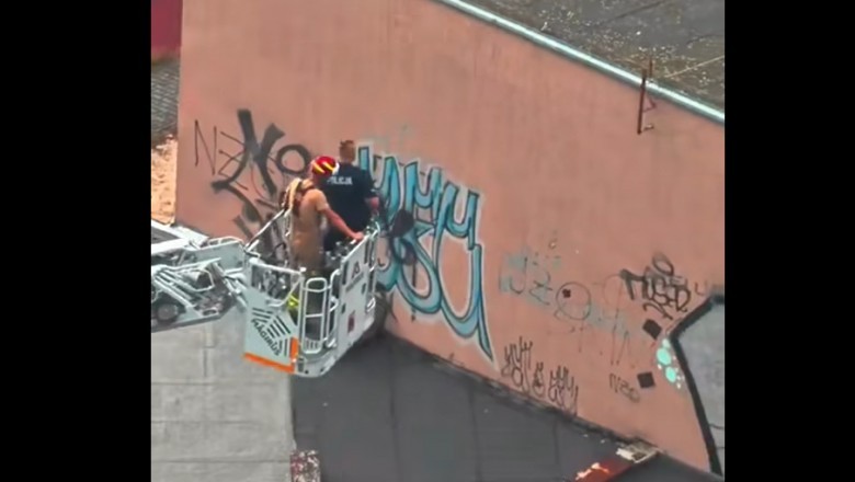 Nastolatek chillował sobie na dachu. Ktoś wezwał do niego straż i policję. Nagranie z Warszawy