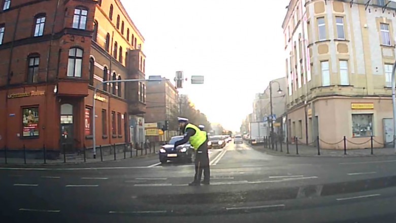Policjant zirytowany brakiem ogarnięcia kierowcy. Niektórzy nie powinni mieć prawka