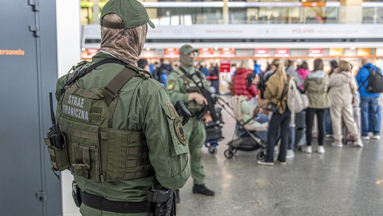 Ukrainka z napisem „BOMBA” na czole. Kosztowny „żart” na lotnisku w Warszawie