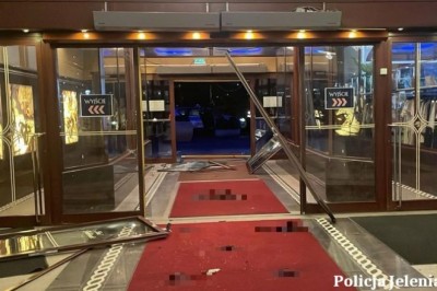 Brytyjczyk wjechał do hotelu w Karpaczu. Policja opublikowała nagranie z monitoringu