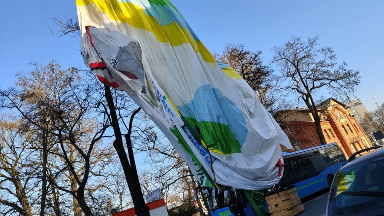 Tragiczny poranek w Zielonej Górze. Balon runął w centrum miasta, kobieta wypadła z kosza, zmarła mimo reanimacji.