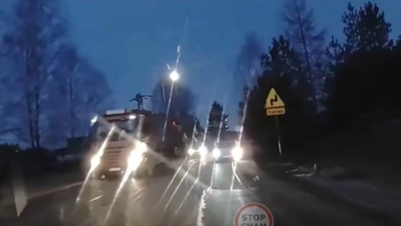 Podwójna ciągła, zakręt, teren zabudowany, jazda na czołówkę zakończona na poboczu