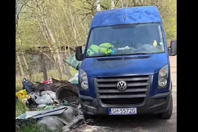 500 złotych i sprzątanie po sobie. Tak skończyło się wyrzucanie gruzu z busa w lesie