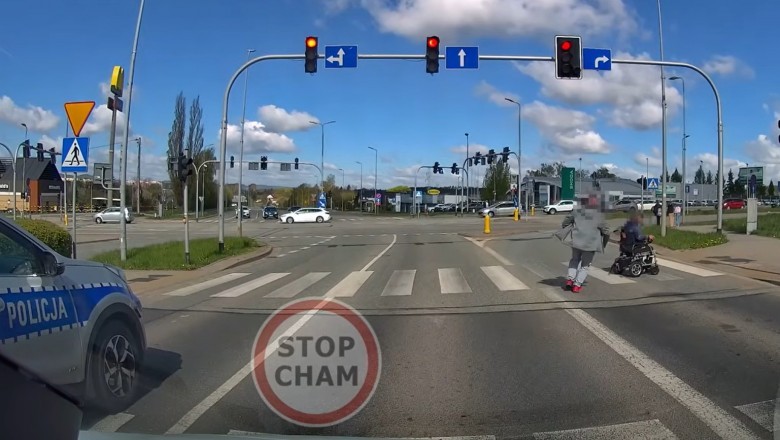 Osoba na wózku utknęła na przejściu tuż obok radiowozu. Policjanci nie wysiedli, pomógł kierowca