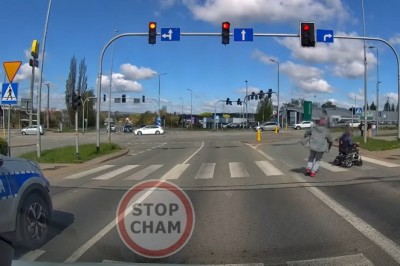 Osoba na wózku utknęła na przejściu tuż obok radiowozu. Policjanci nie wysiedli, pomógł kierowca