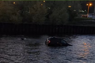 Chciał tylko włączyć radio, po chwili auto zjechało do wody. Kierowca sam dopłynął do brzegu